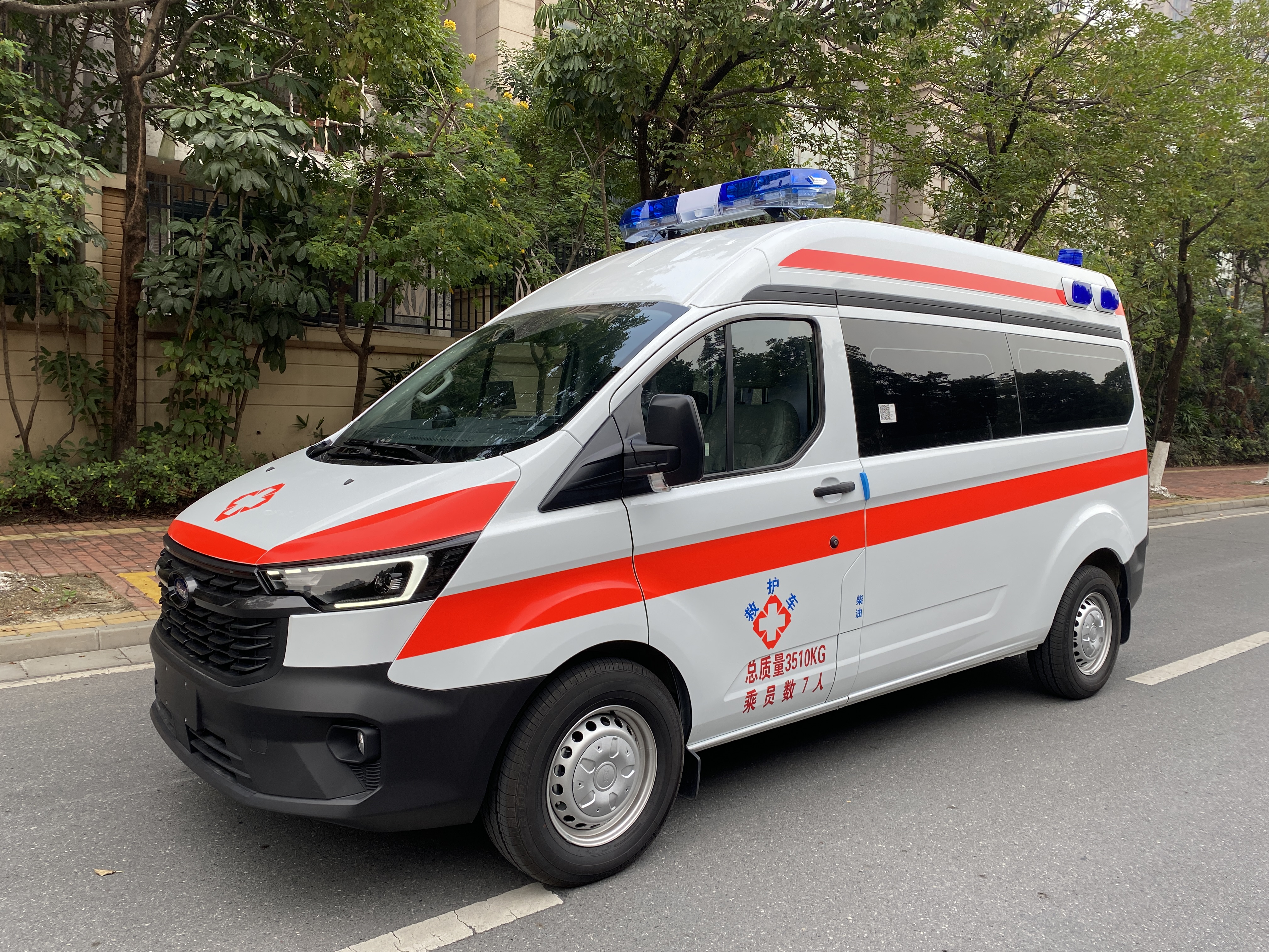 V362防护型救护车